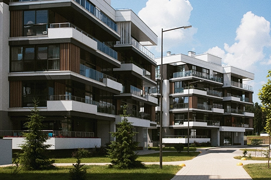 budowa-budynków-wielorodzinnych nowoczesny kompleks mieszkalny składający się z dwóch wielopiętrowych (czterokondygnacyjnych) budynków apartamentowych